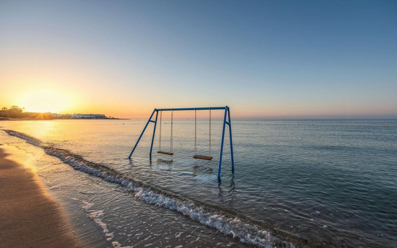 래디슨 블루 리조트 앤 탈라소 함마메트 외부 사진 Sunset at the beach