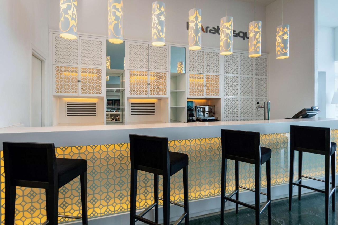 래디슨 블루 리조트 앤 탈라소 함마메트 외부 사진 The bar at the lounge