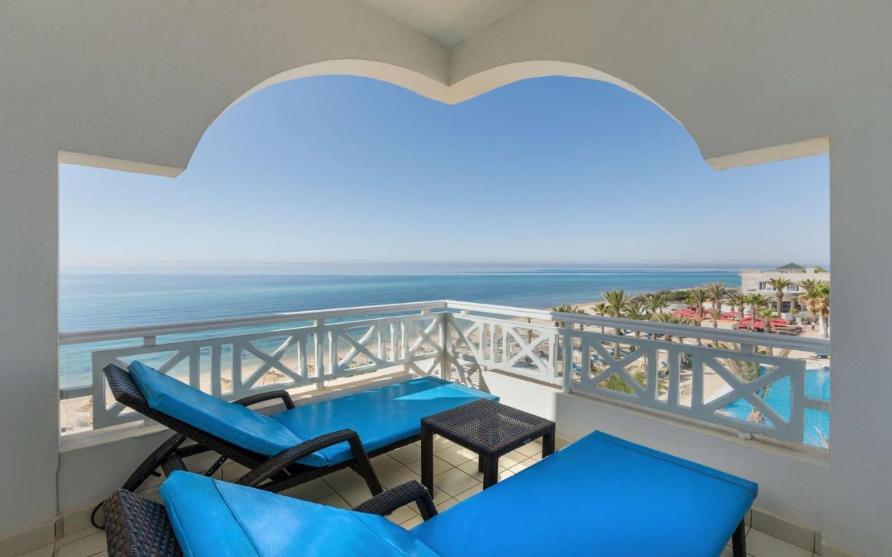 래디슨 블루 리조트 앤 탈라소 함마메트 외부 사진 Balcony of a suite at the Hilton Sharm El Sheikh Resort