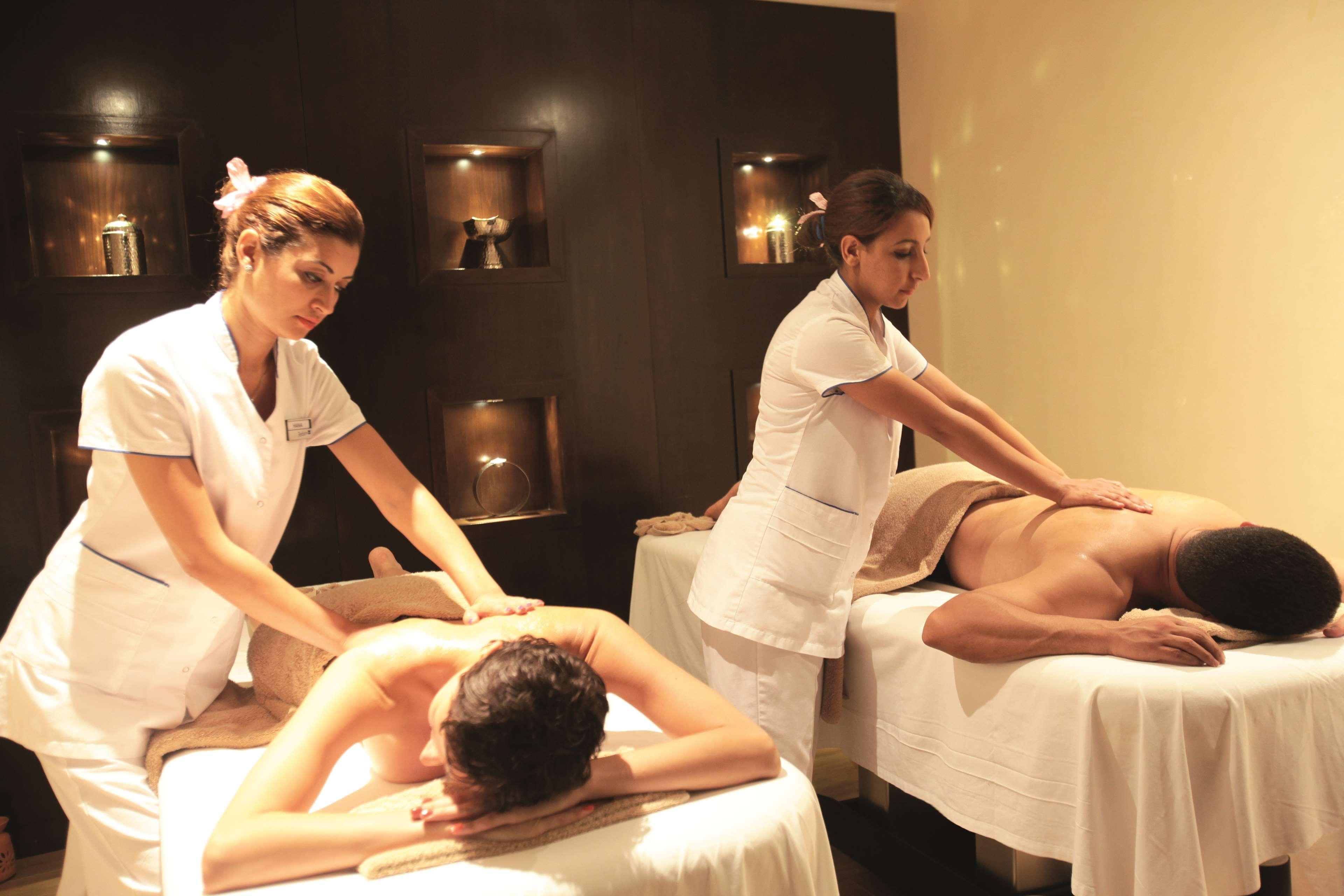 래디슨 블루 리조트 앤 탈라소 함마메트 외부 사진 Massage therapists at work