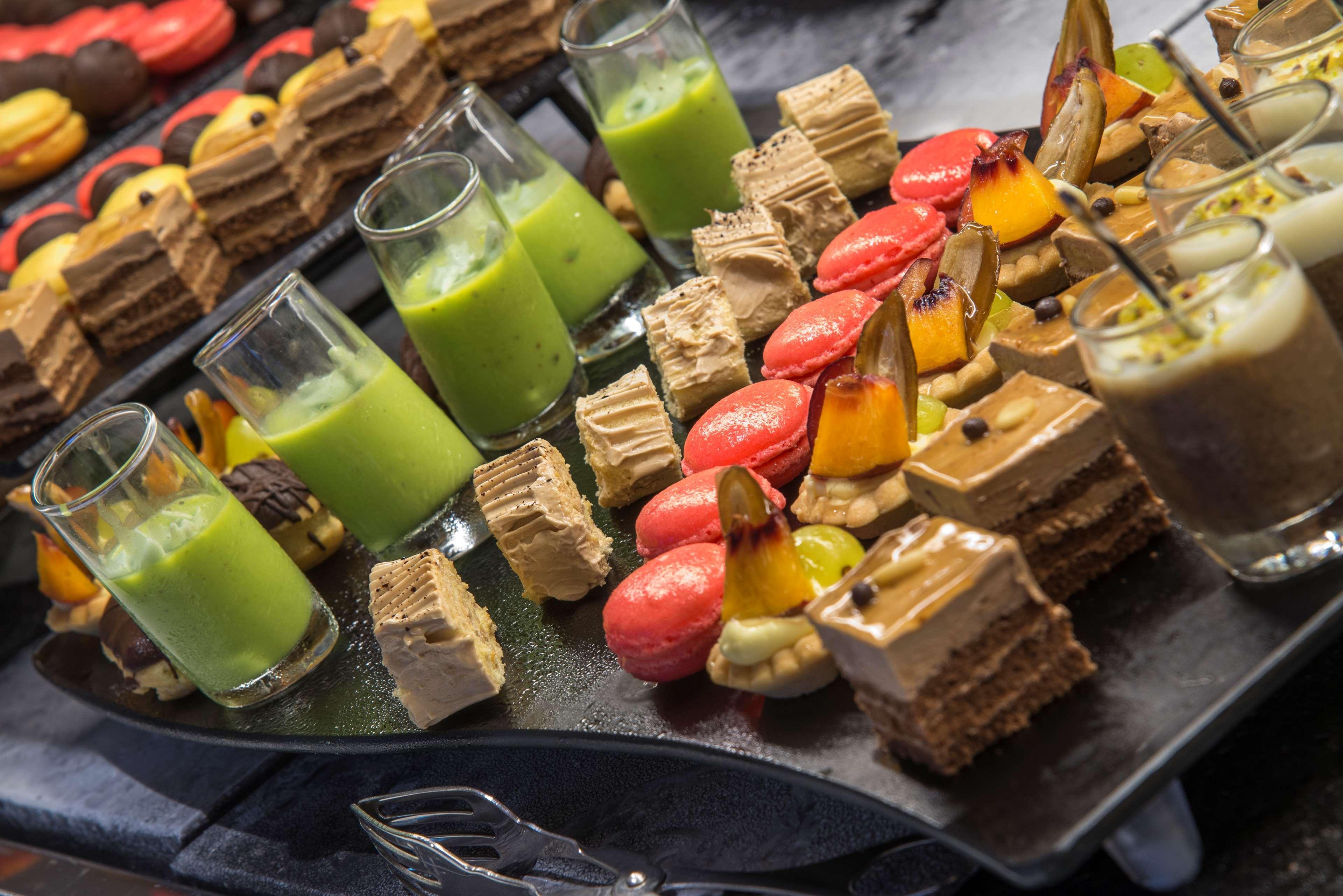 래디슨 블루 리조트 앤 탈라소 함마메트 외부 사진 A selection of desserts