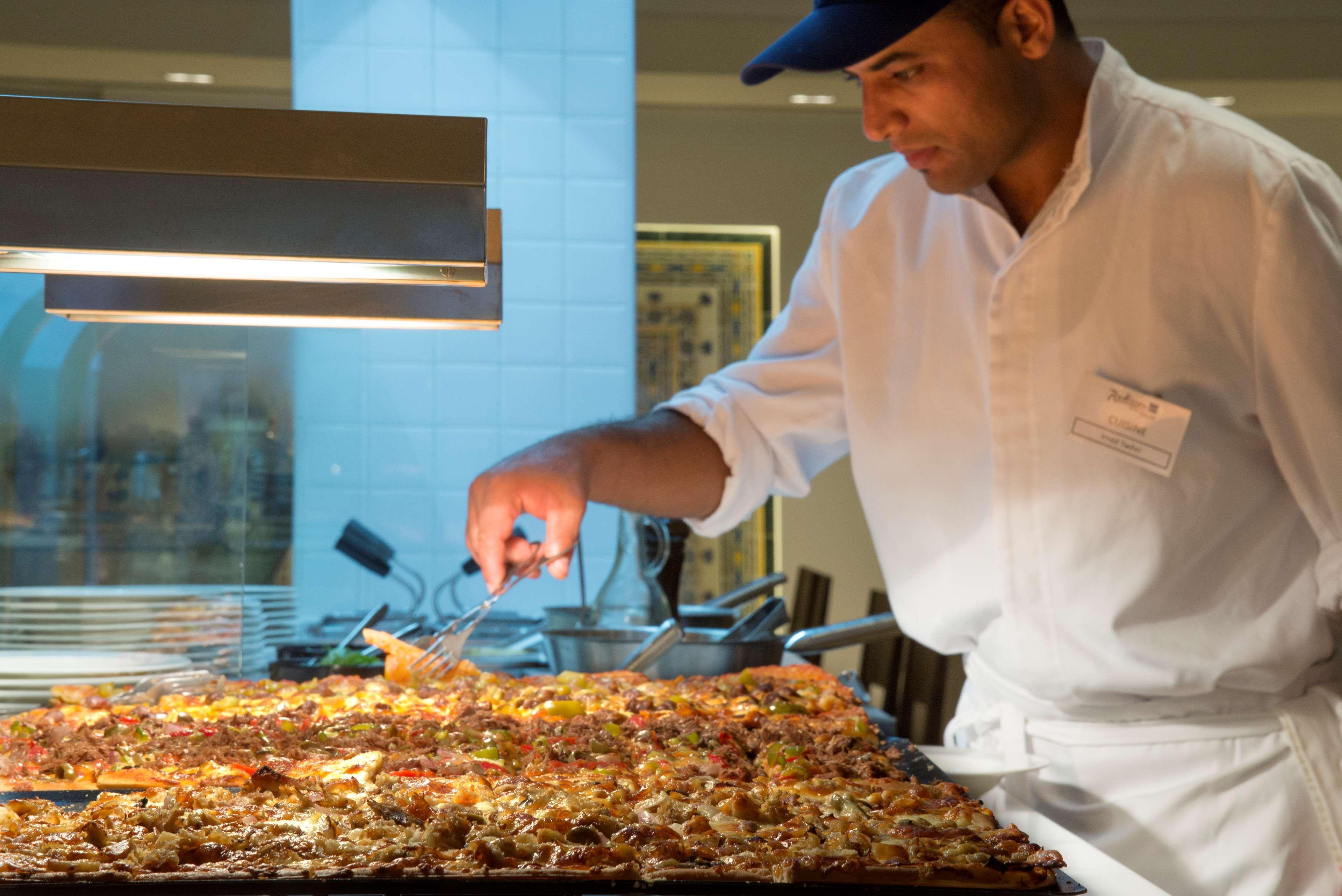 래디슨 블루 리조트 앤 탈라소 함마메트 외부 사진 A chef preparing food at a buffet