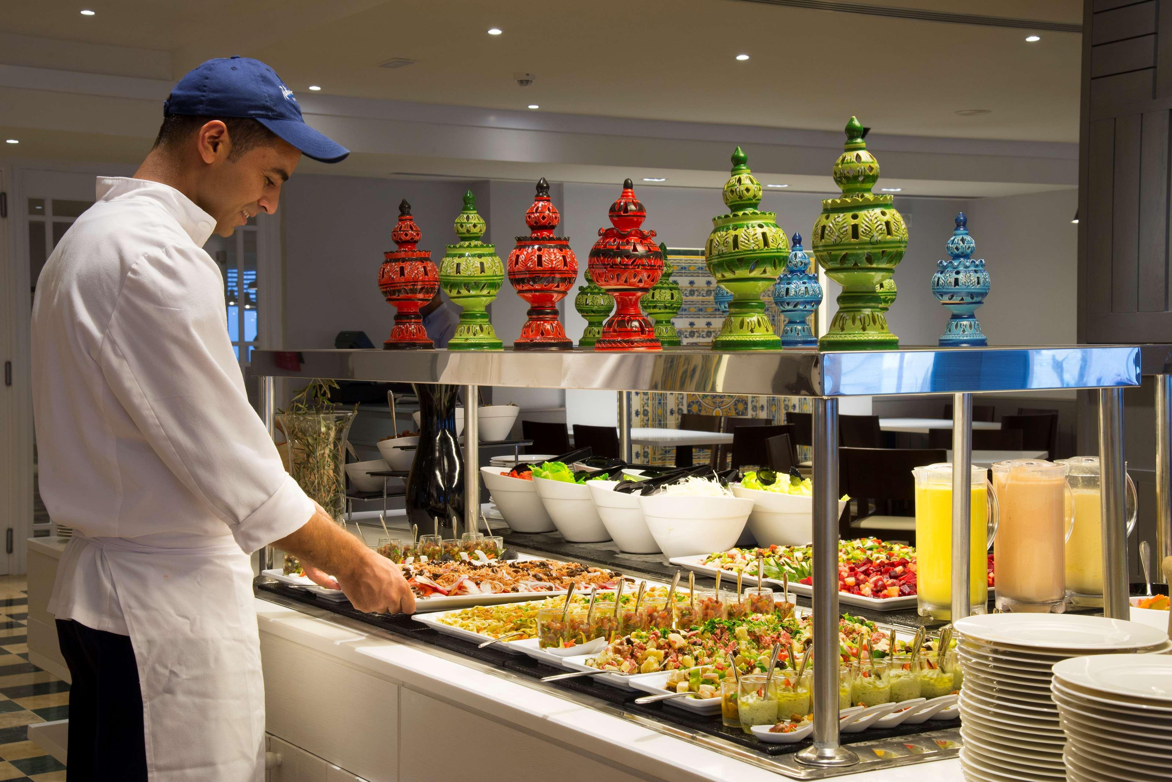 래디슨 블루 리조트 앤 탈라소 함마메트 외부 사진 A buffet at a hotel