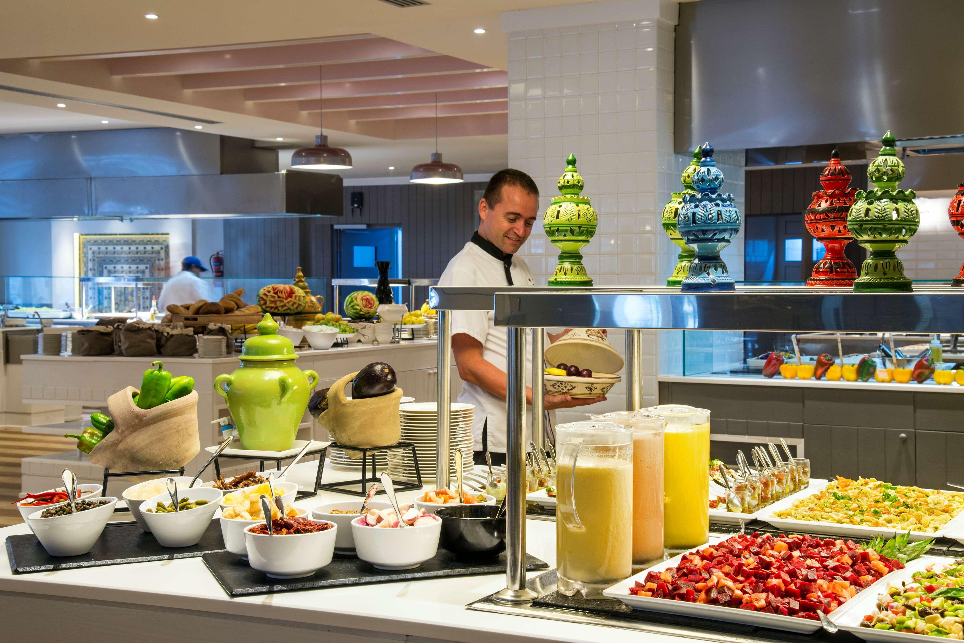 래디슨 블루 리조트 앤 탈라소 함마메트 외부 사진 A buffet at a hotel