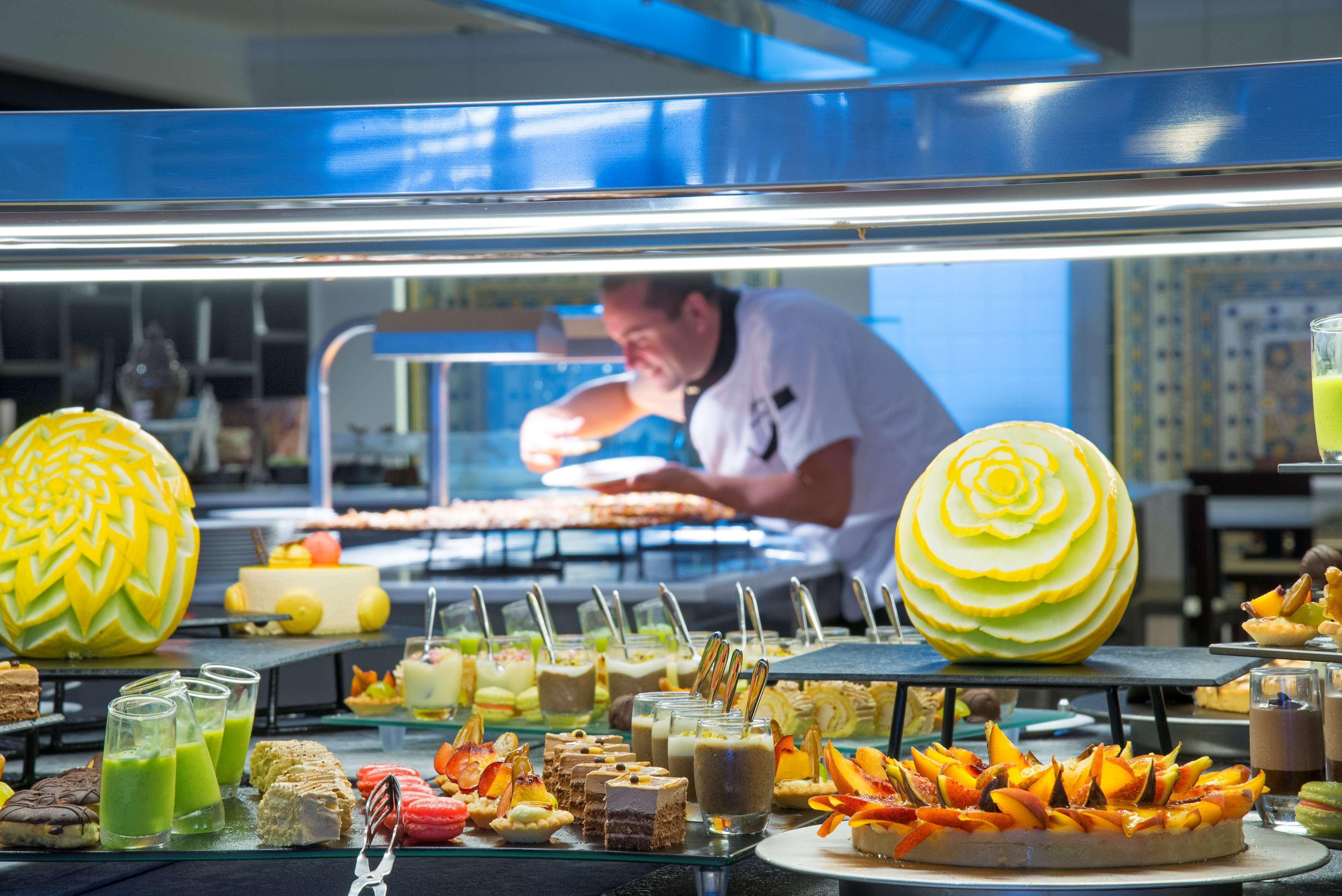 래디슨 블루 리조트 앤 탈라소 함마메트 외부 사진 A buffet at a hotel