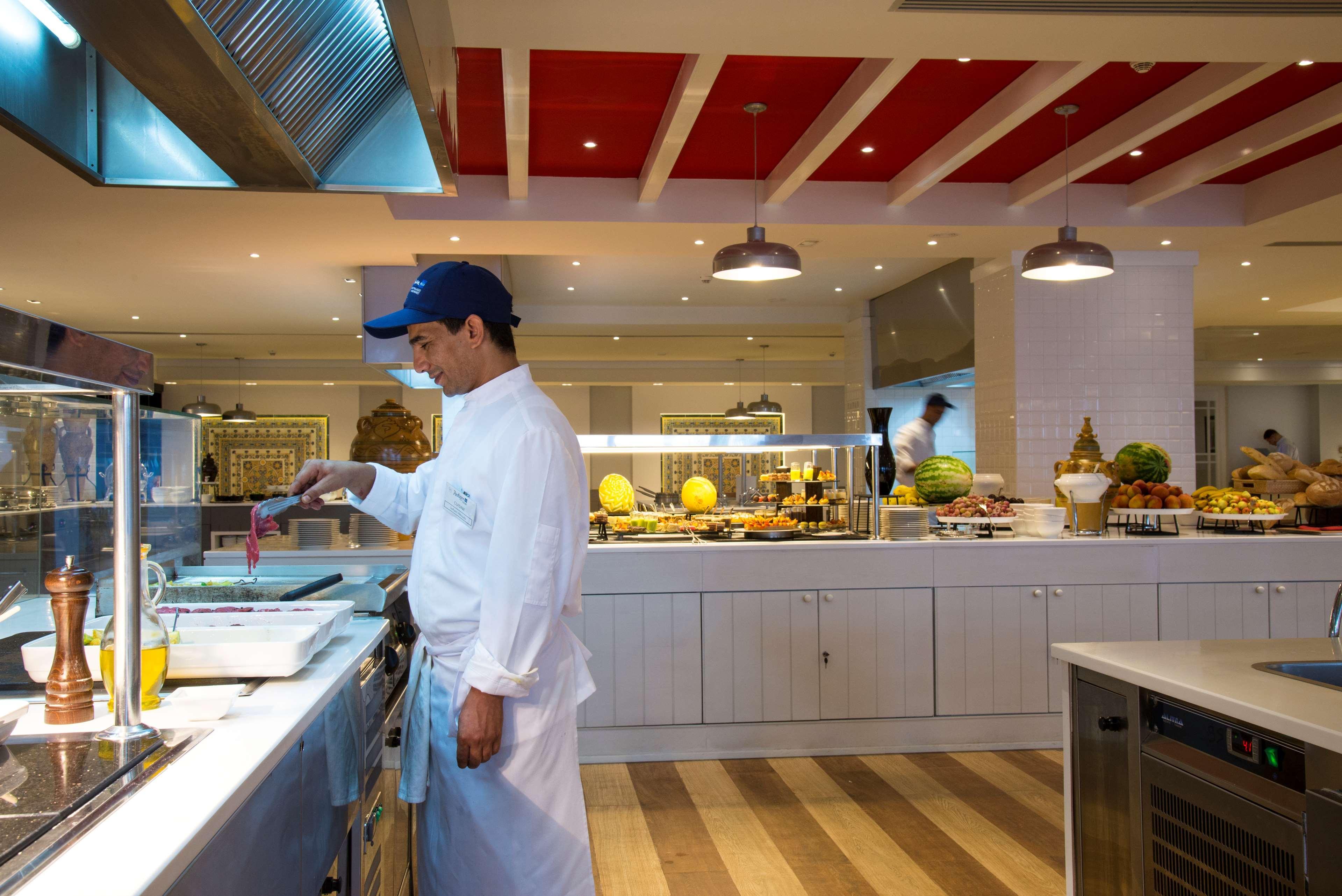 래디슨 블루 리조트 앤 탈라소 함마메트 외부 사진 A cook working in a hotel kitchen