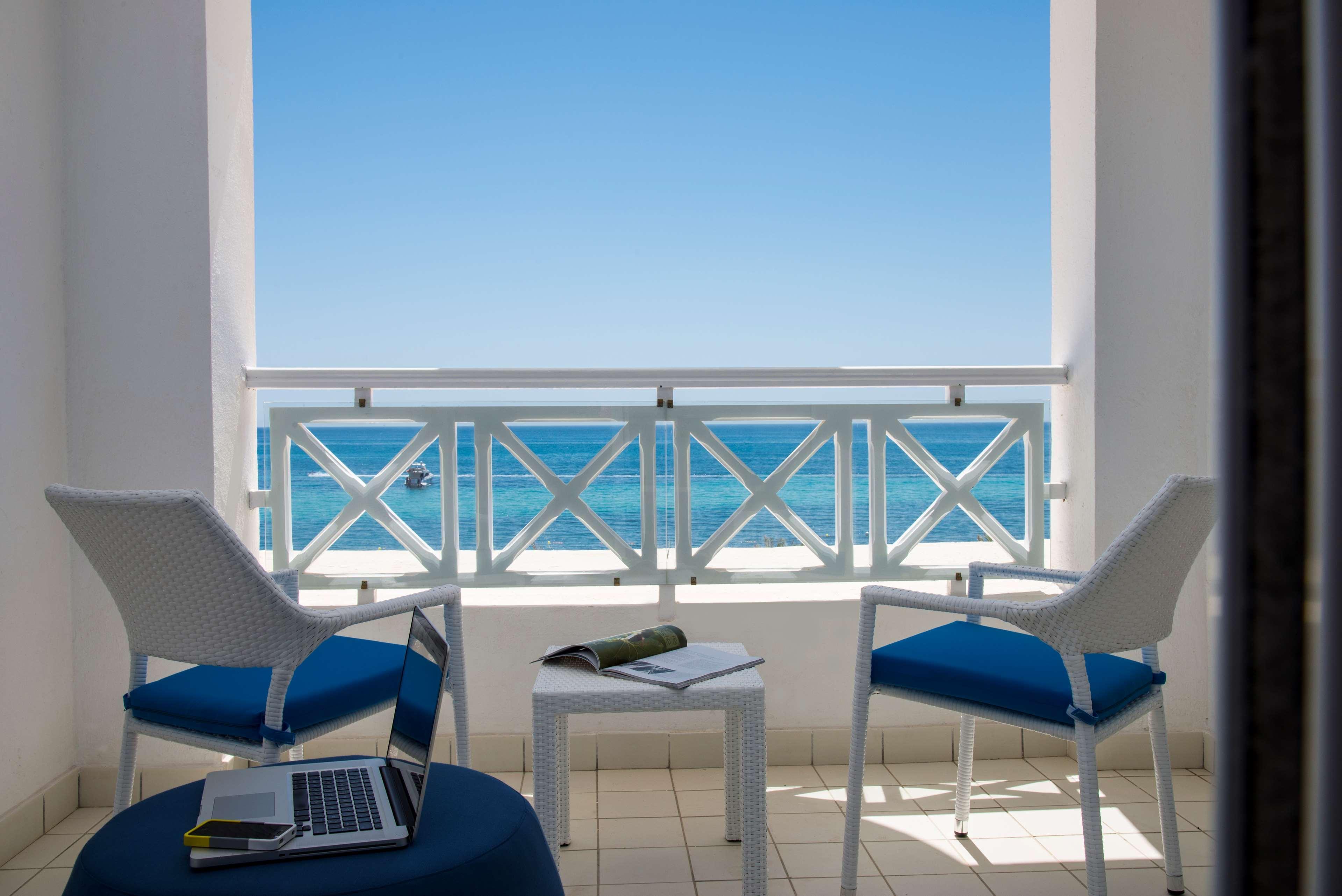 래디슨 블루 리조트 앤 탈라소 함마메트 외부 사진 Balcony of a room at the Iberostar Grand Hotel Bávaro