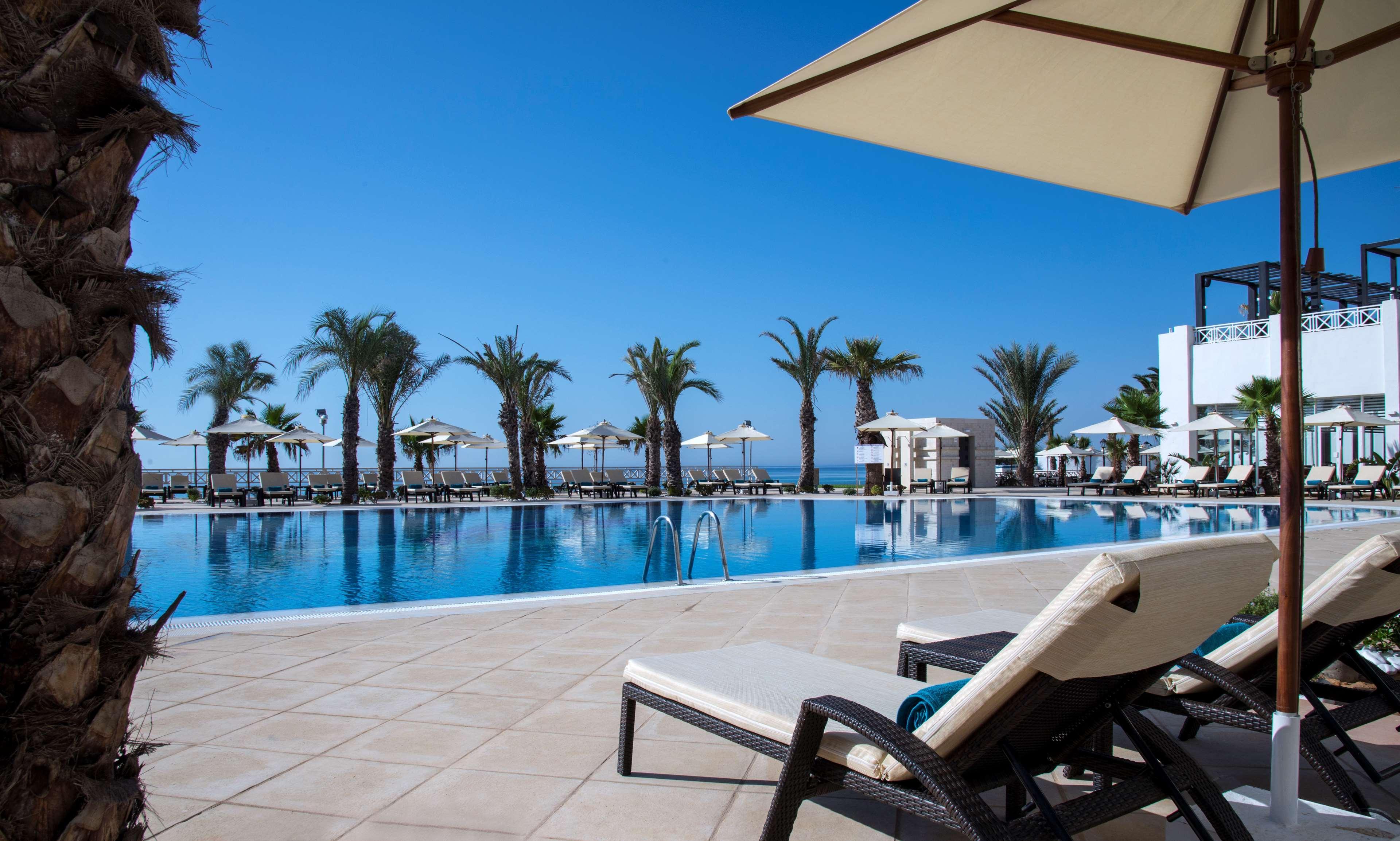 래디슨 블루 리조트 앤 탈라소 함마메트 외부 사진 The pool at the Royal Beach Palace